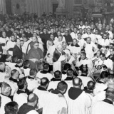 Papež v průvodu k oltáři