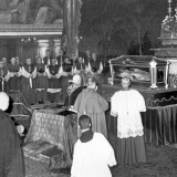 Jan XXIII. se modlí u těla Pallottiho