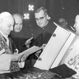 Papež dostává dary od pallotinů